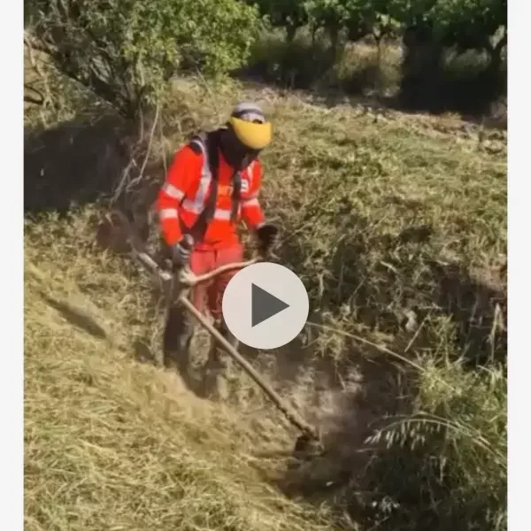 Vidéo: Débroussaillage et broyage des herbes en été