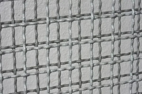 Grillage rigide contre un mur