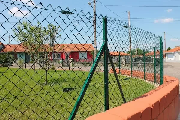 Pose de clôture métallique souple