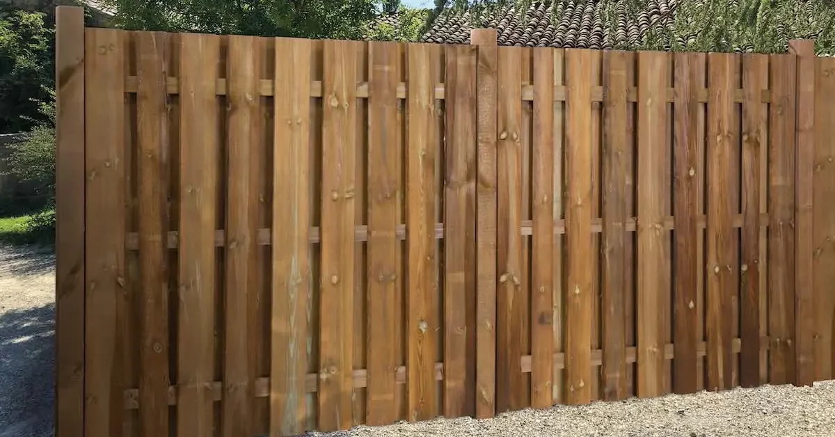 Pose de clôture en bois massif