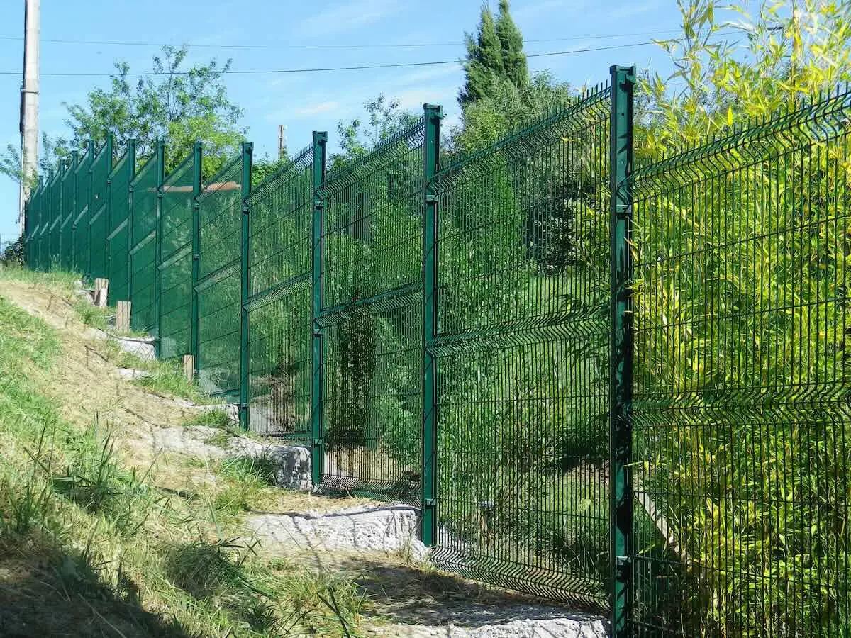 Pose de clôture: Image de clôture métallique peinte en vert